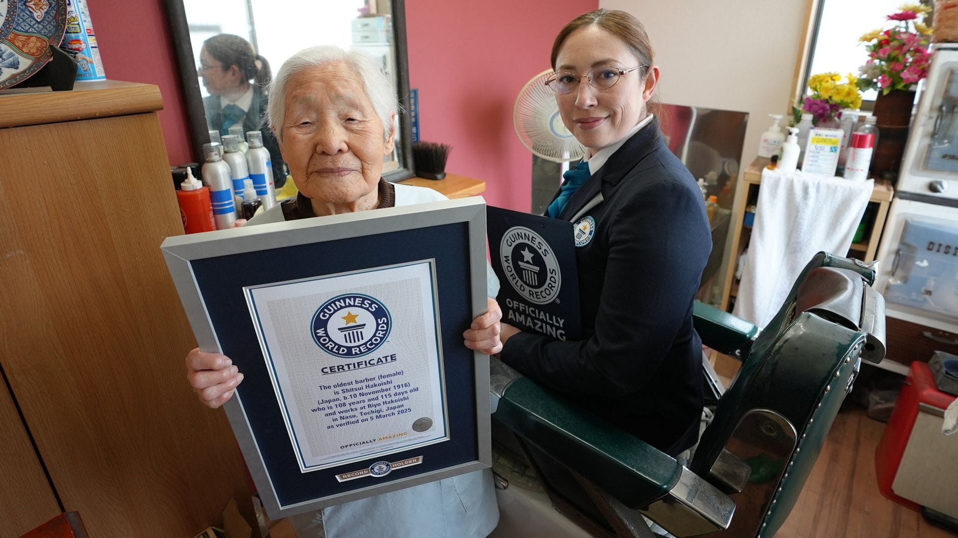 Die 108-jährige Japanerin Shitsui Hakoishi erhält eine Urkunde von Guinness World Records als älteste Friseurin der Welt.