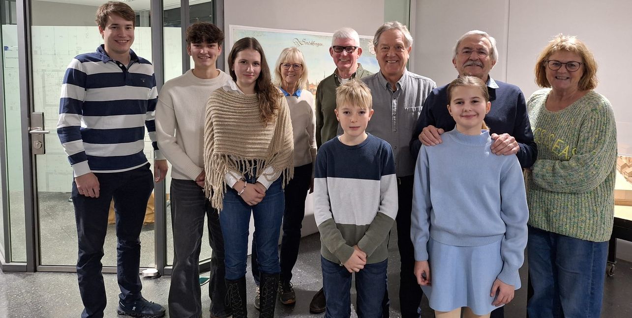 Die Mitglieder der StiftsGrün-AG des Stiftsgymnasiums: Philip Zoller, Daria Dragan, Jonas Ringler, Isabel Bernklau zusammen mit Vertretern der Bürgerstiftung von links: Felix Koch, Sabine Mundle, Ulrich Prosch, Jörg Prigl, Ulrich Weber, Doris Leddin.	Bild: z