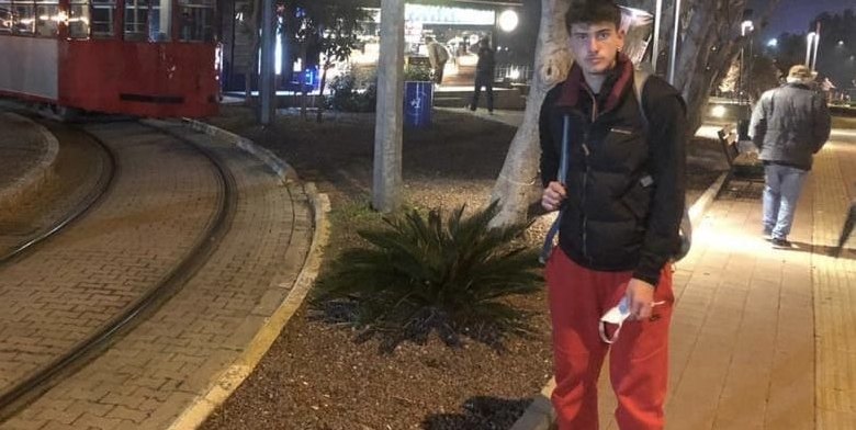 Toros Yakincam in der Nacht auf dem Weg vom Hotel zum Tennisplatz. Der späte Einsatz hat sich gelohnt. Bild: z