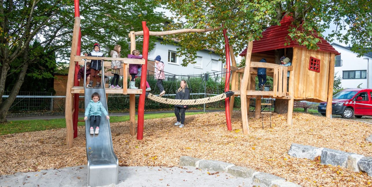 Kinder testen den neuen Spielplatz.
