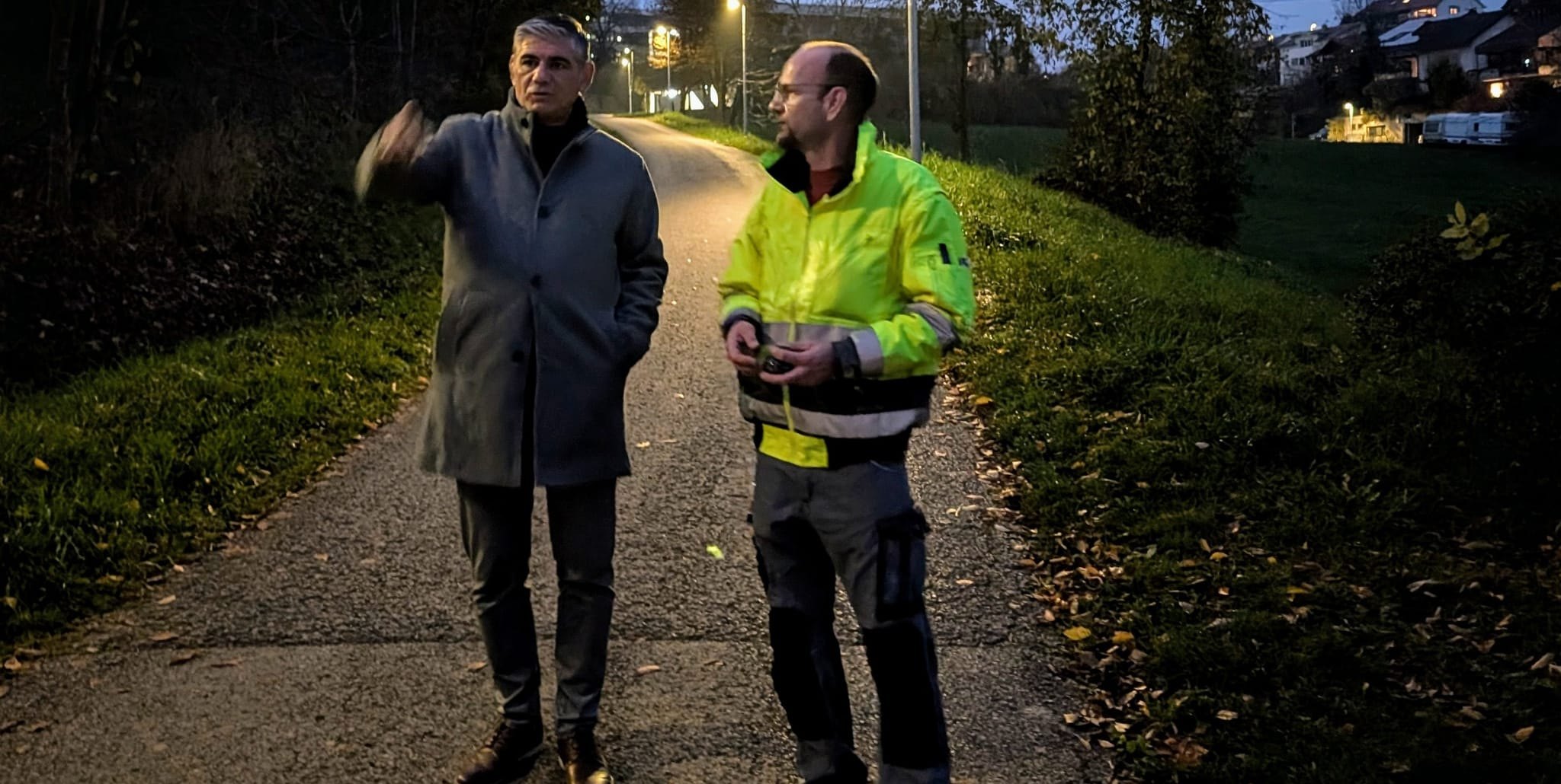Bürgermeister Ioannis Delakos (links) und Bauhof-Mitarbeiter Volker Krauß beim Besichtigungstermin im Grabenrainweg.