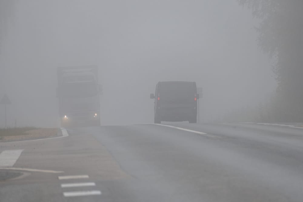 Bei dichtem Nebel sind sich viele Autofahrer unsicher, welches Licht sie benutzen sollen. Alles Wichtige dazu erfahren Sie hier.