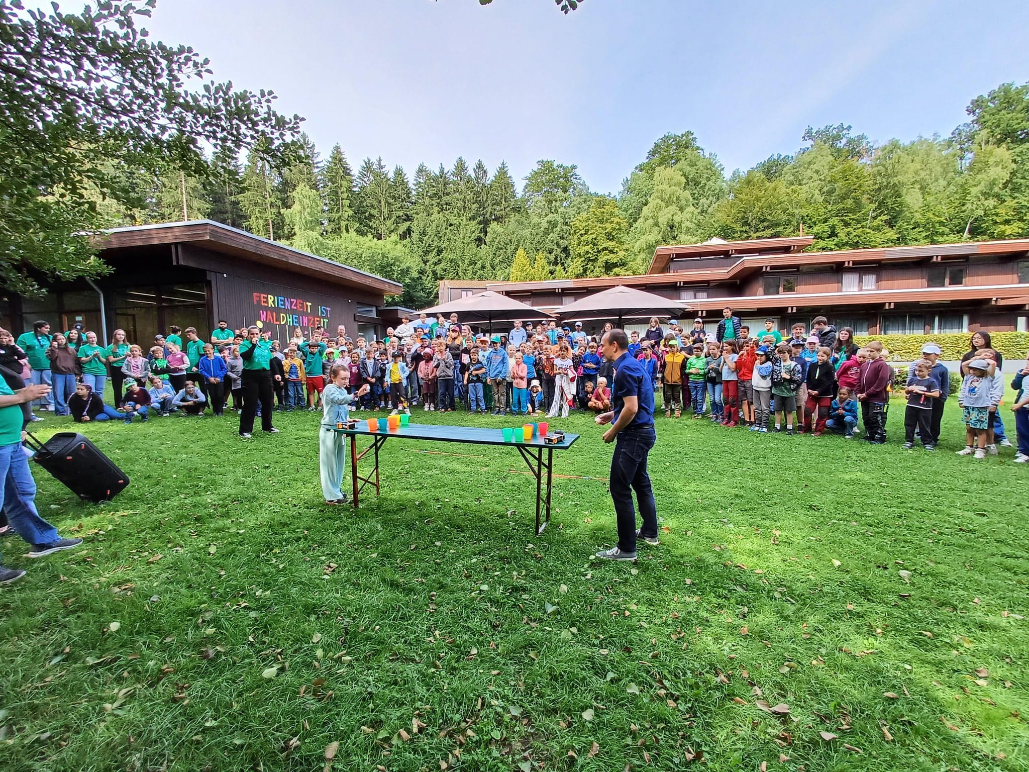 Oberbürgermeister Dr. Stefan Belz spielte mit den Kindern im AWO-Waldheim um die Wette. Bild: Elbers