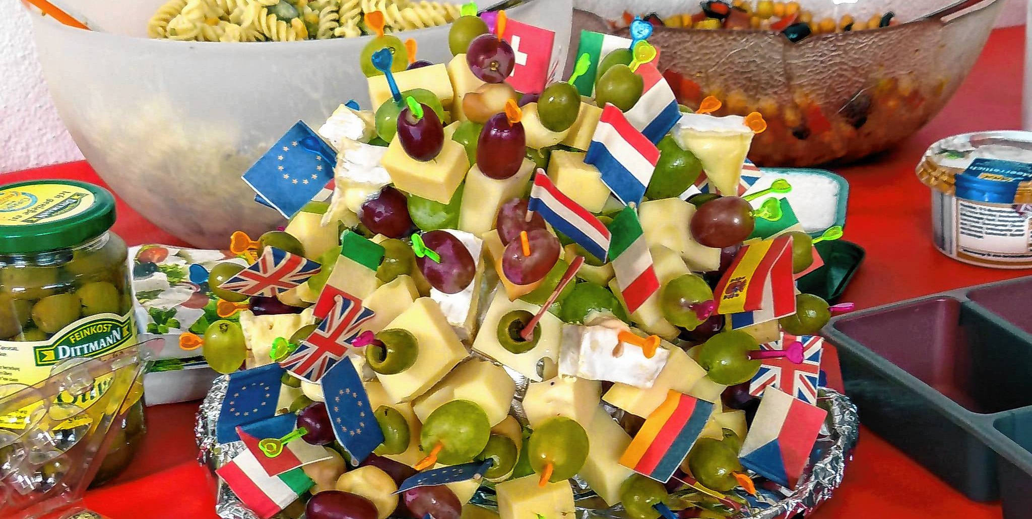 Die Käsewürfel kann man mit Früchten kombinieren und mit einer Landesfahne dekorieren. Bild: Geolina163