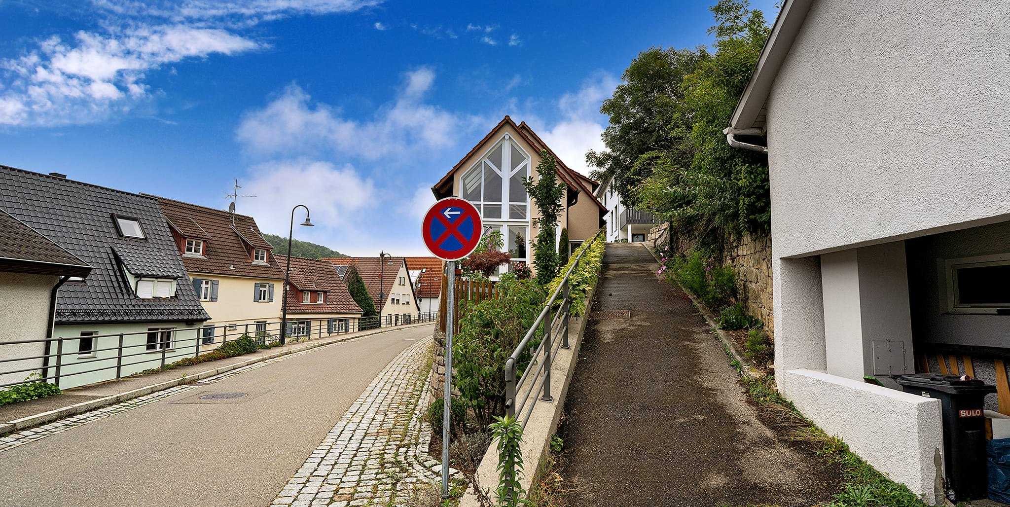 Für Autofahrer ist „im Gässle“ in Döffingen (rechts) eine Herausforderung wie bei der Abfahrt von der Dätzinger Straße zu sehen ist. Jetzt soll die enge Straße teilweise verbreitert und saniert werden.