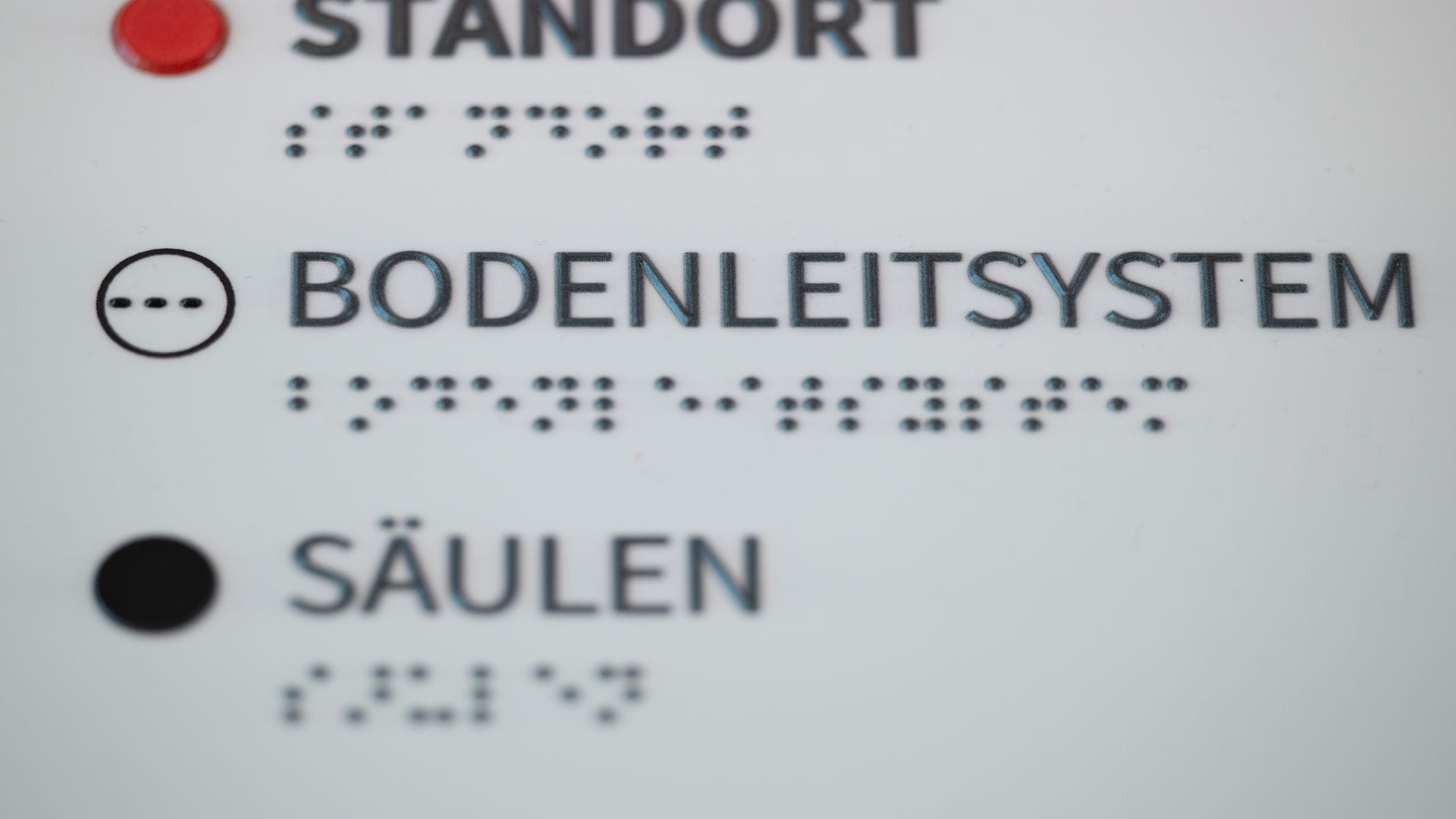 Öffentliche Gebäude sind häufig mit Informationen in Brailleschrift ausgestattet - wie hier in Dresden.