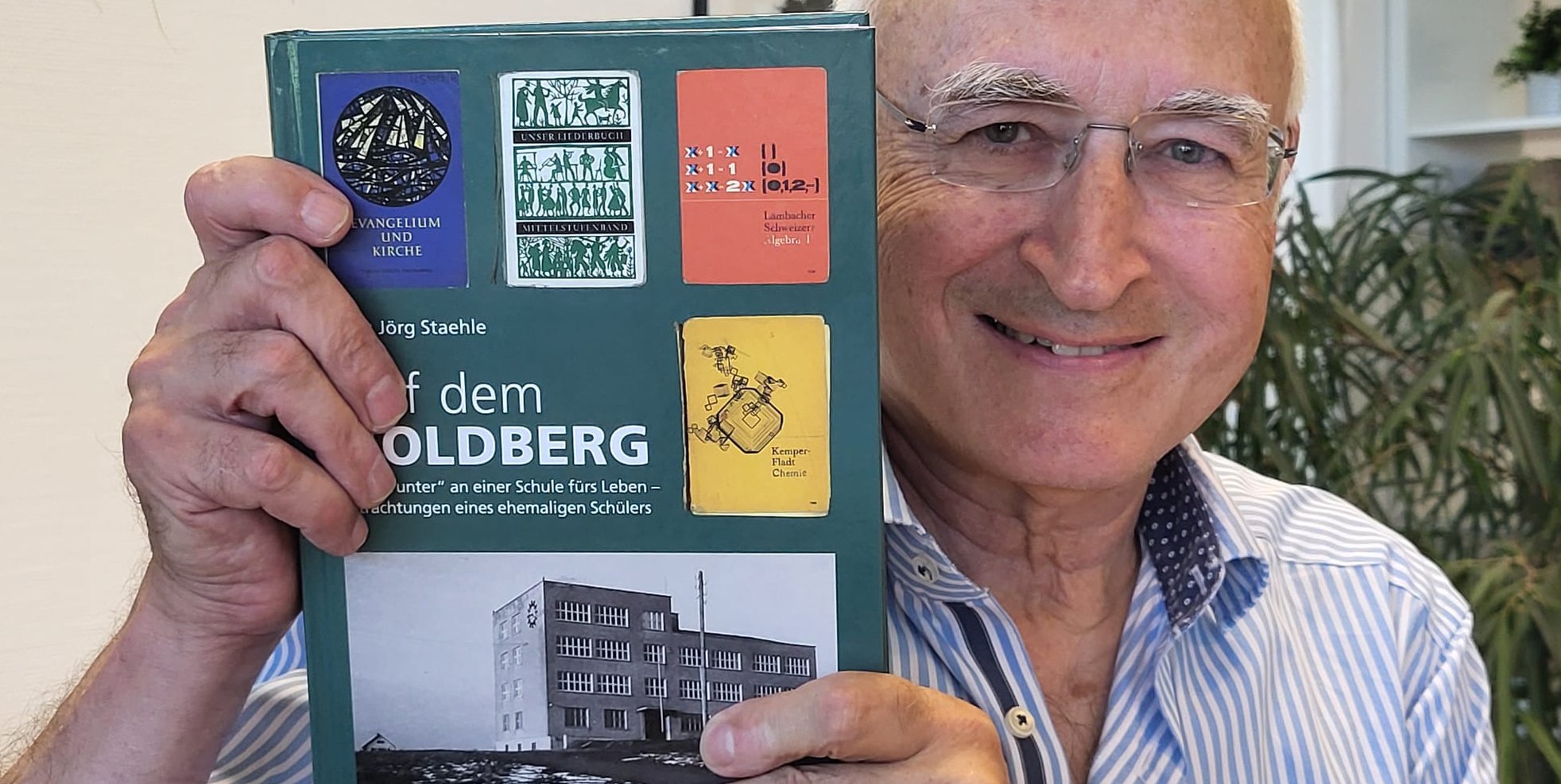 Autor Prof. Dr. Dr. Hans Jörg Staehle mit seinem neuen Buch.