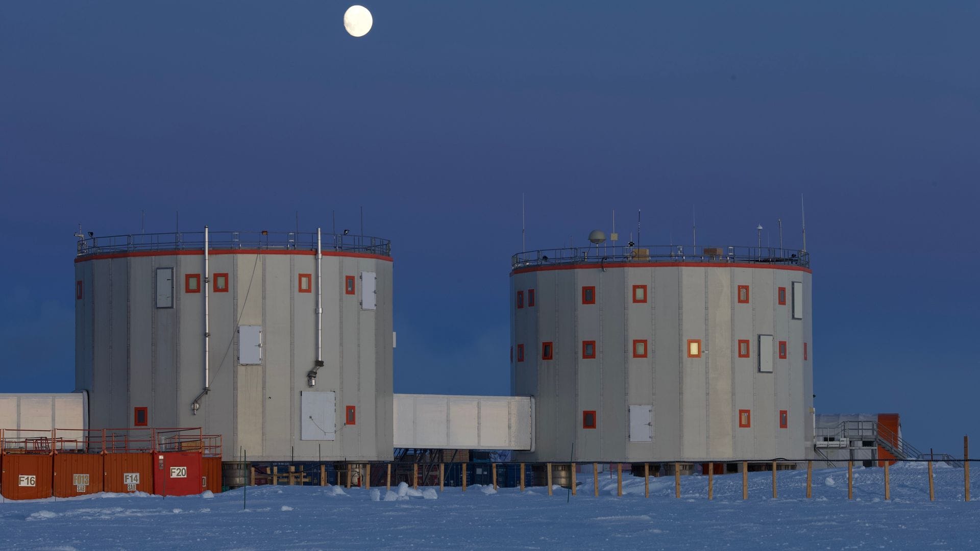 Misstrauen und Konflikte verstärken sich über die Dauer der Isolation.