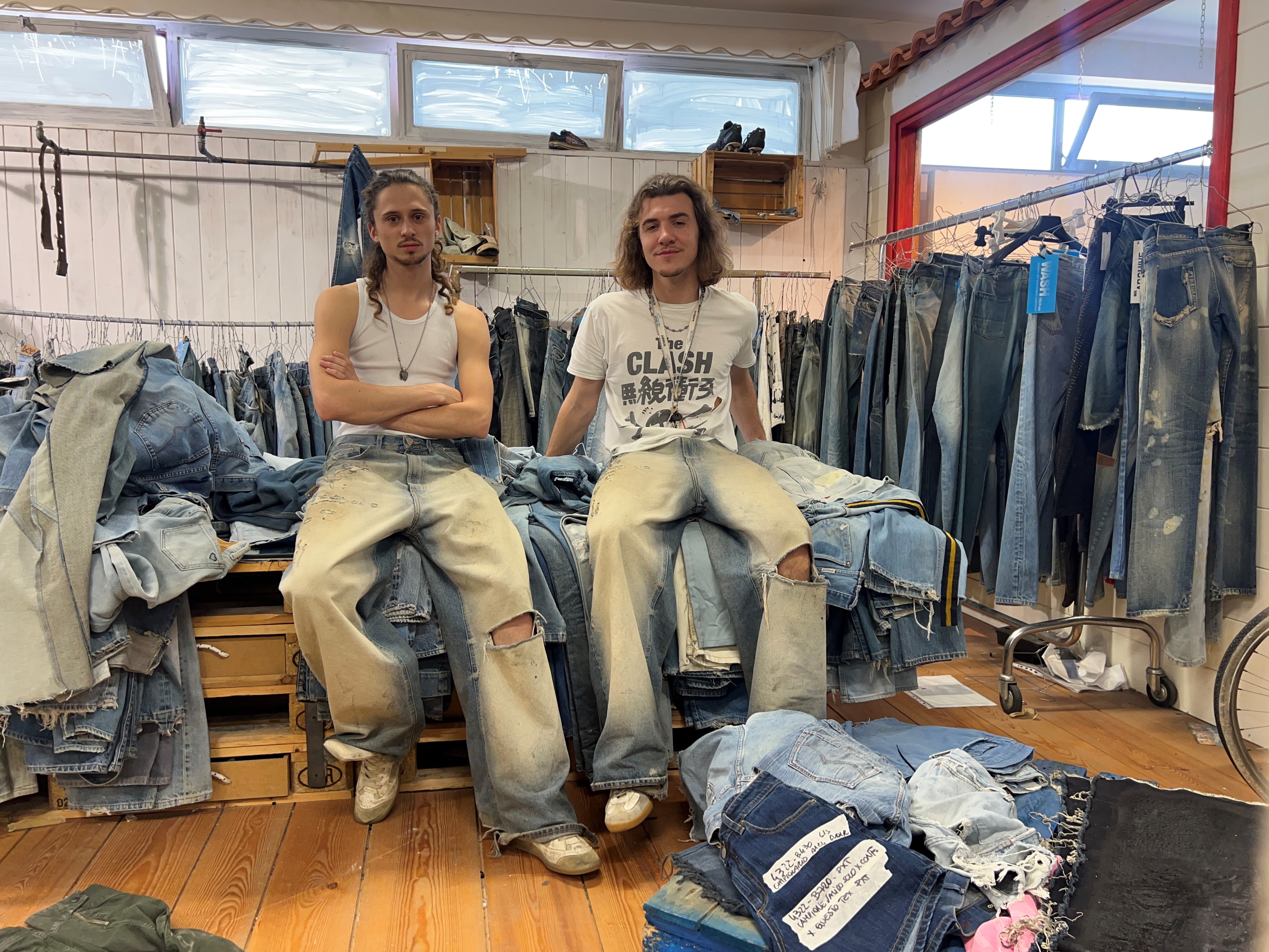 Max Kaupp (links) und Nick Baur haben ihre eigene Jeansmarke auf den Markt gebracht. Ihre Jeans werden in derselben Fabrik hergestellt wie die von Gucci und Louis Vuitton. "Qualität ist uns wichtig", sagen die beiden.