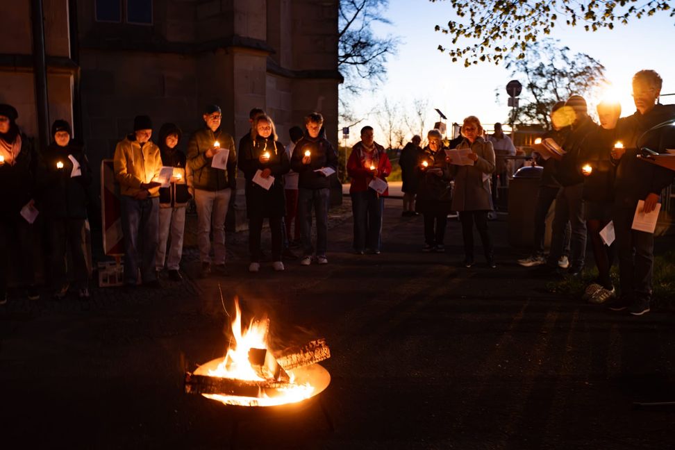 Osterfeuer bei der Böblinger Stadtkirche.