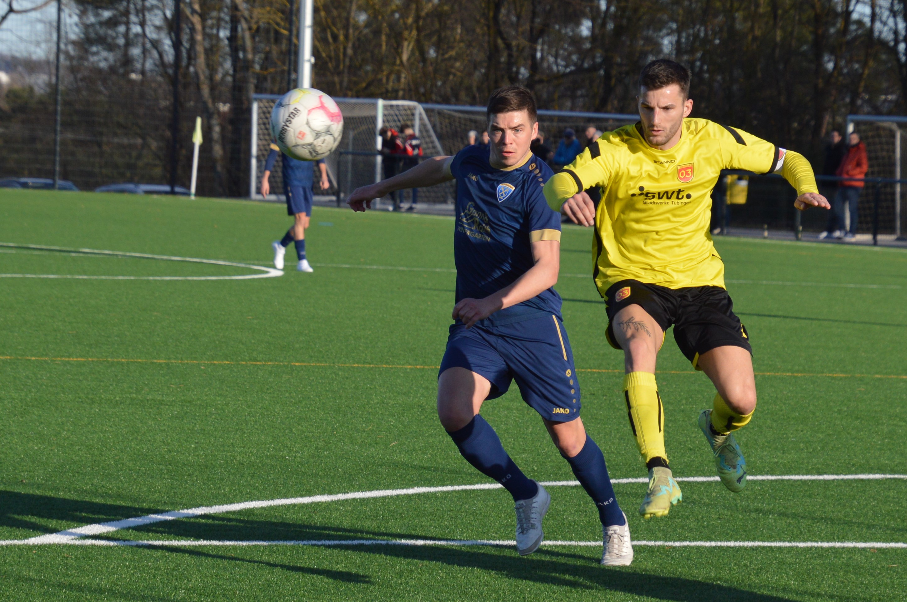 Dennis Roth (links) erzielte die Darmsheimer Führung und hatte in der zweiten Halbzeit auch das 2:0 auf dem Fuß. Bild: Zvizdiç