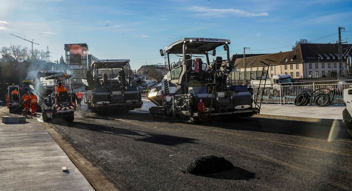 Die letzte Asphaltschicht für die Fahrbahn wurde am Dienstag aufgetragen. Die Firma Eurovia ist dafür zuständig. „Hut ab, sie haben in Vollbesetzung gearbeitet“, so Deges-Projektleiter Johannes Kuhn. Bild: Dettenmeyer