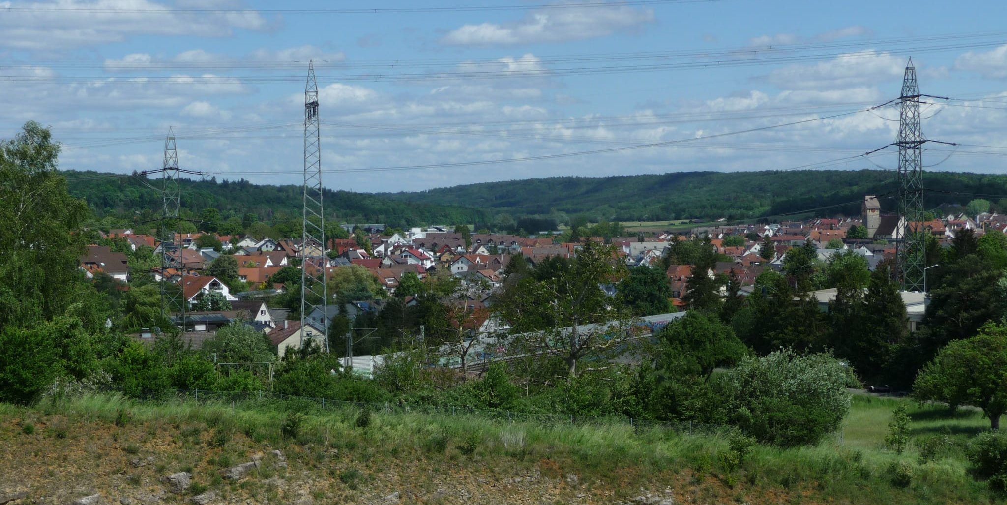 Überlandleitungen gehören in Magstadt zum Orts- und zum Landschaftsbild. Von 4200 Kilometern Hochspannungstrassen muss die Netze BW nach eigener Einschätzung 2900 Kilometer aus- und 120 Kilometer zusätzlich neu bauen.