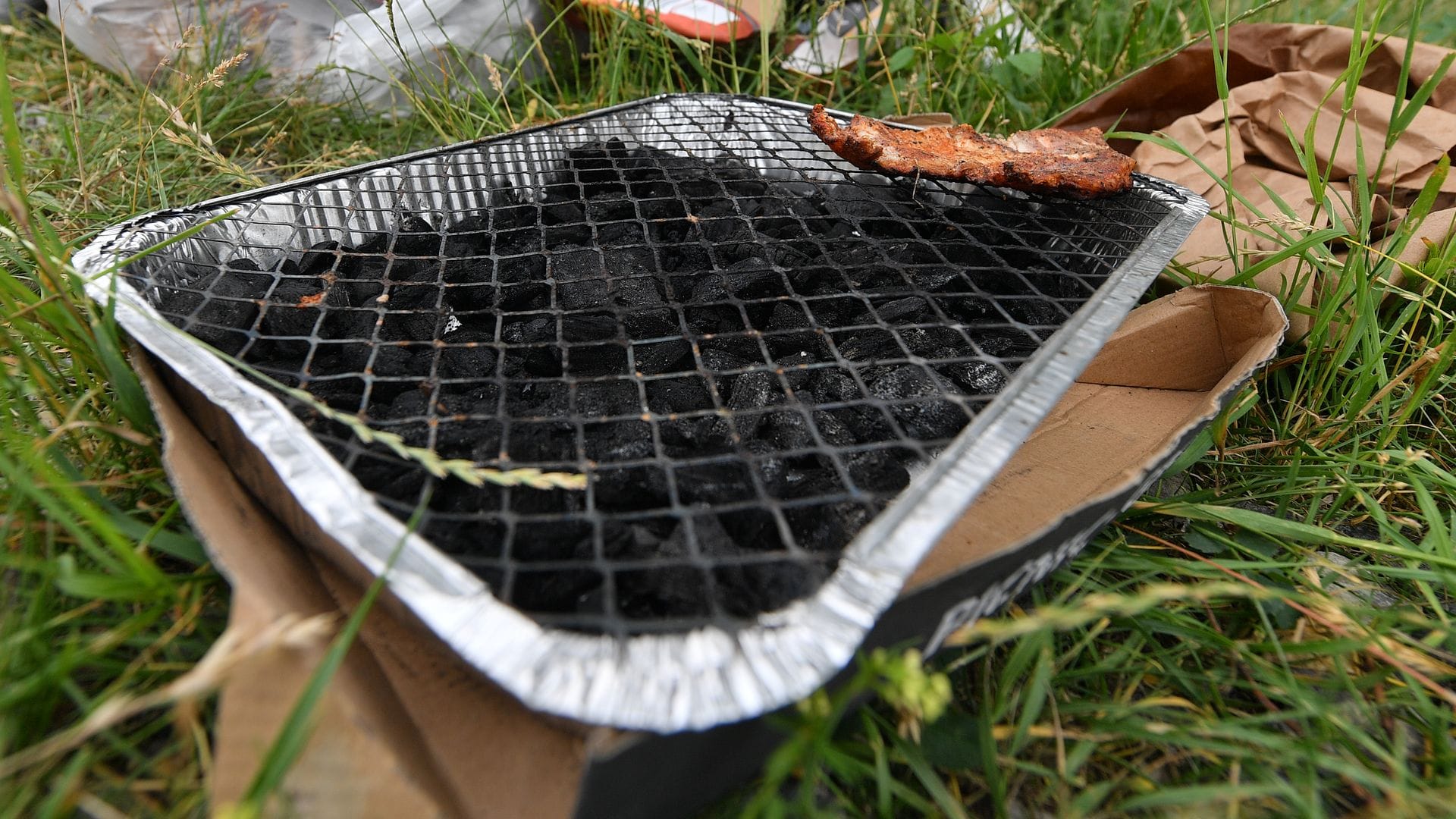 Der Absatz von Einweggrills hat stark zugenommen. (Archivbild)