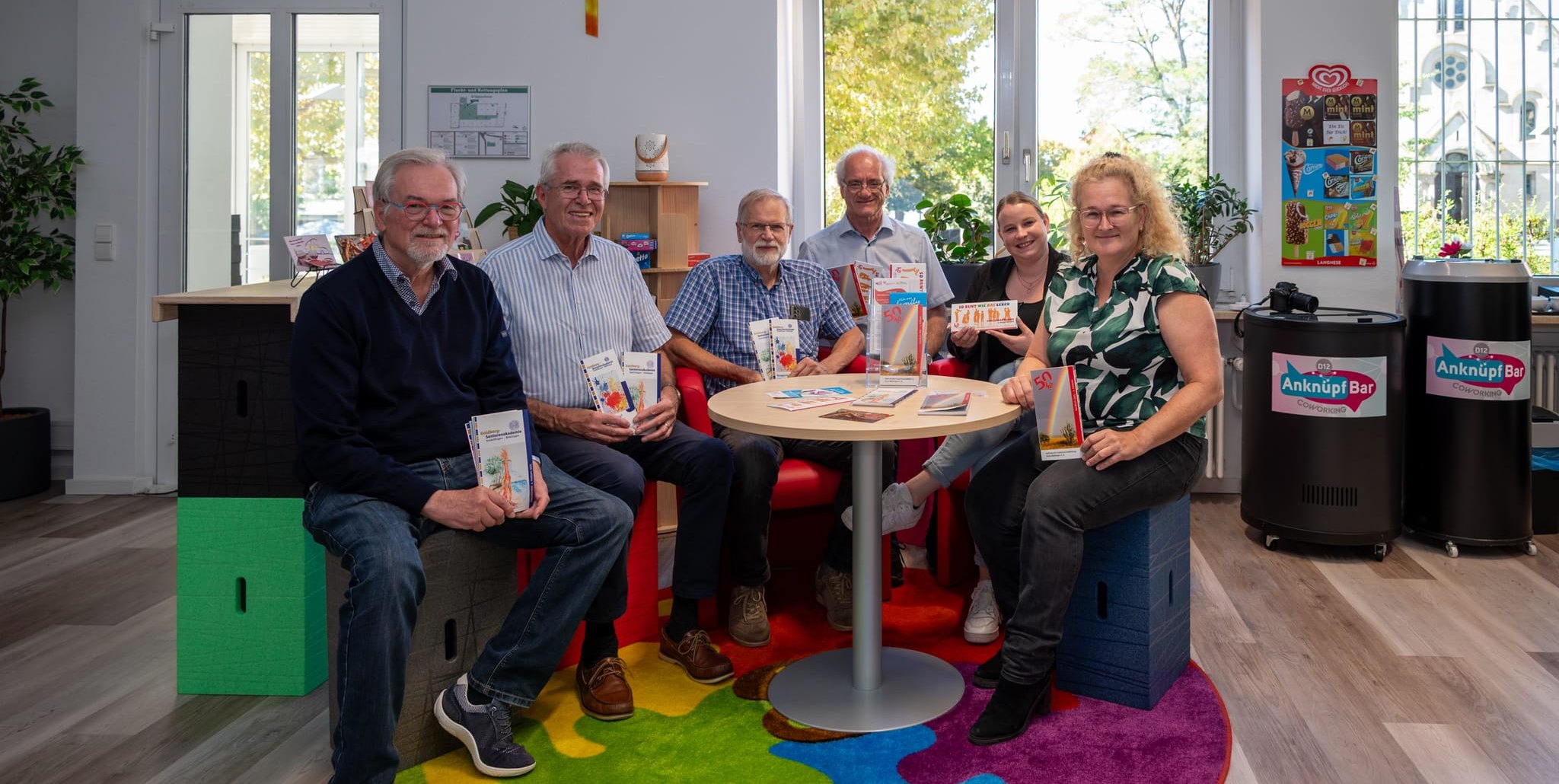Von links: Michael Breidthardt, Franz Kugler und Klaus Michalski (alle Goldberg-Seniorenakademie) sowie Harald Sterzinger, Antonia Schneider und Dr. Ute Reuter (KEB)  präsentieren das neue Programm.