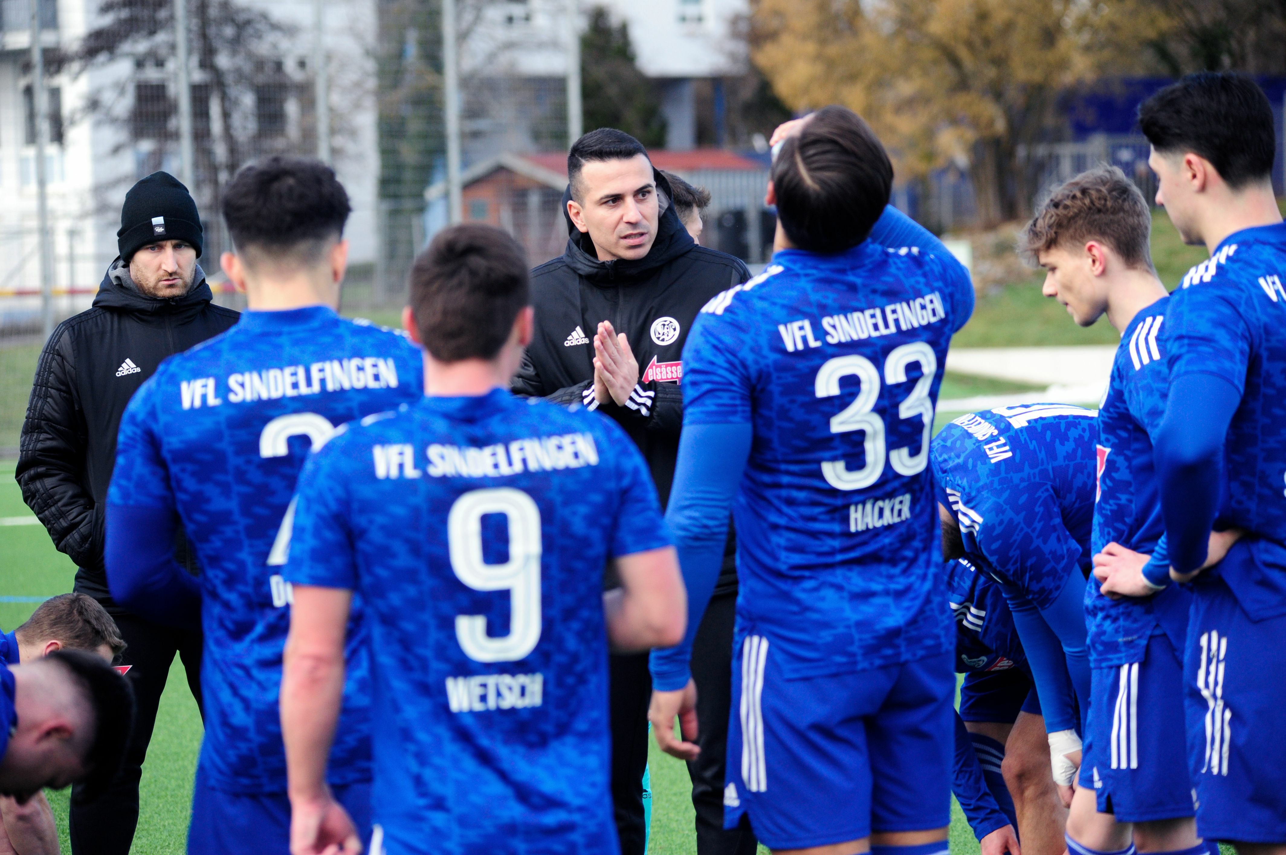 VfL-Trainer Roberto Klug im Kreise seiner Spieler. Bild: photostampe