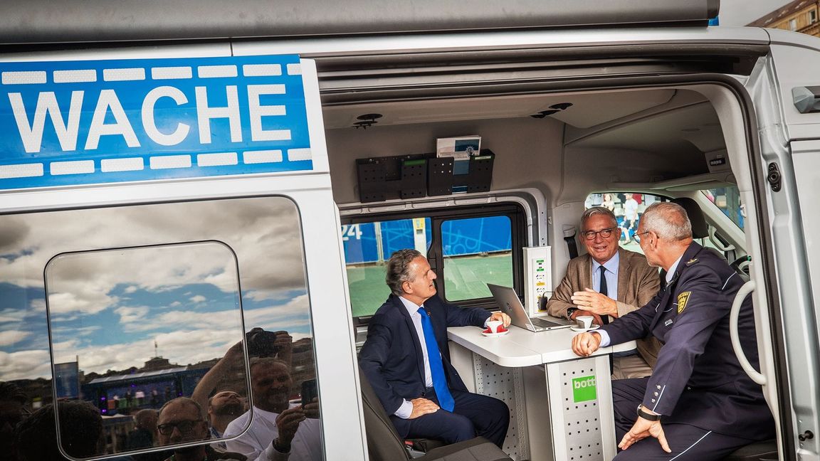 Bald selbst auf Streife? Innenminister Thomas Strobl (Mitte) mit Stuttgarts Oberbürgermeister Frank Nopper (li.) und Polizeipräsident Markus Eisenbraun während der Europameisterschaft 2024 in der mobilen Polizeiwache.