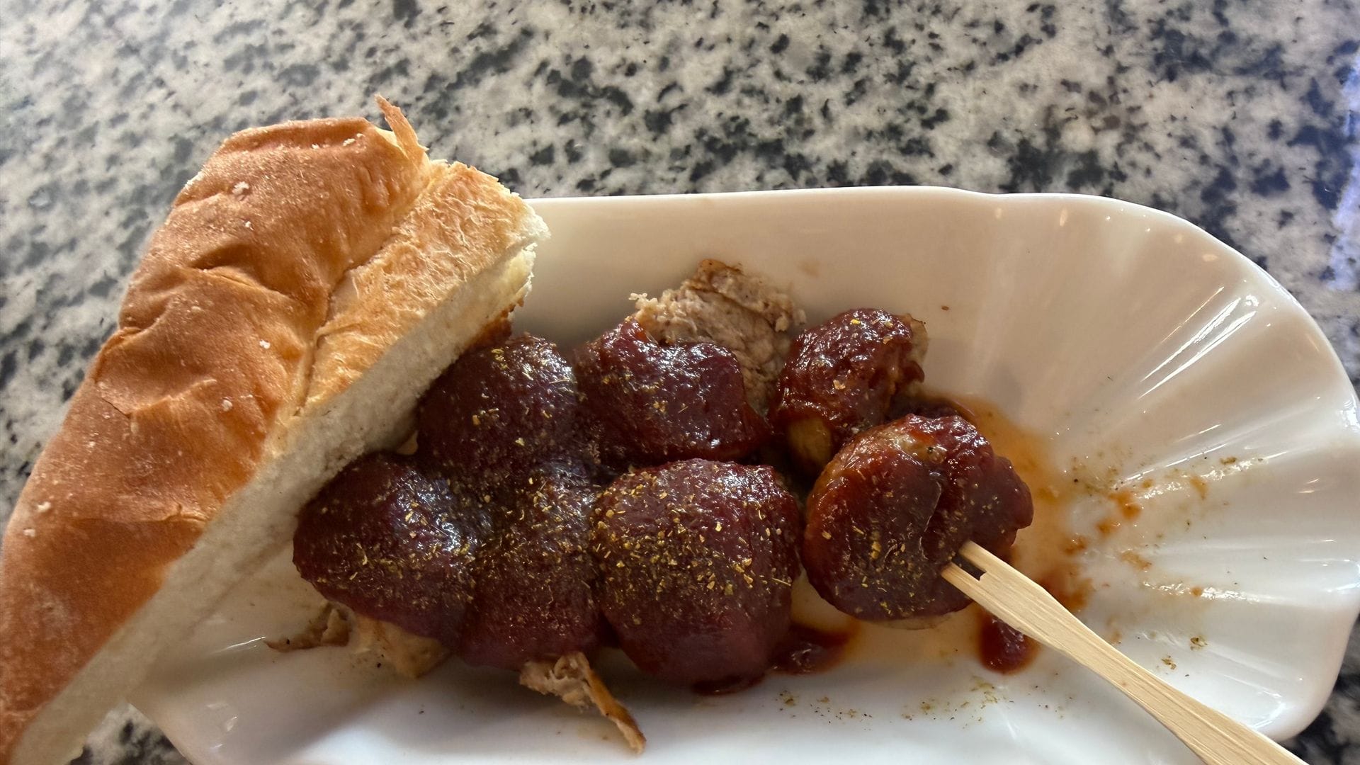Currywurst ist in Kenia bisher unbekannt gewesen.