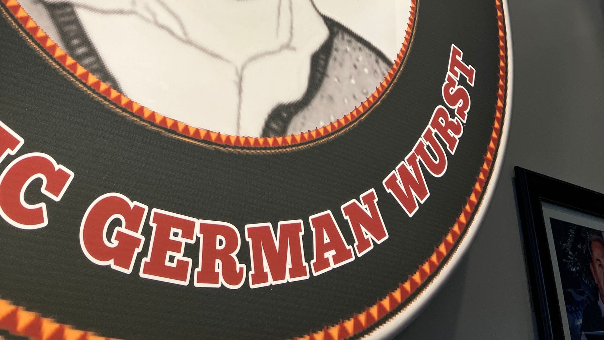 Mit der Currywurst-Bude hat Förster in Kenia seinem verstorbenen Opa ein kulinarisches Denkmal gesetzt.