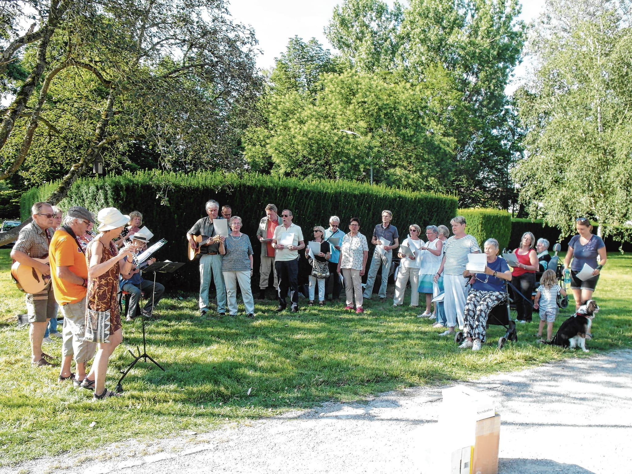 Knapp 30 Menschen kamen am Freitag zusammen und teilten ihre Freude am Singen.