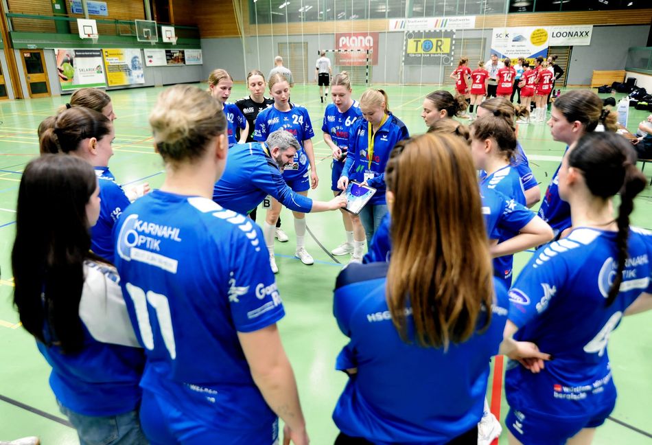 Coach Mischa Herok hat viel Redebedarf mit seinen Spielerinnen bei der Partie gegen Herbrechthingen.