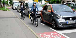 Kraftfahrzeuge müssen beim Überholen von Radfahrern, die auf Schutzstreifen fahren, innerhalb geschlossener Ortschaften einen Seitenabstand von mindestens 1,5 Meter einhalten.