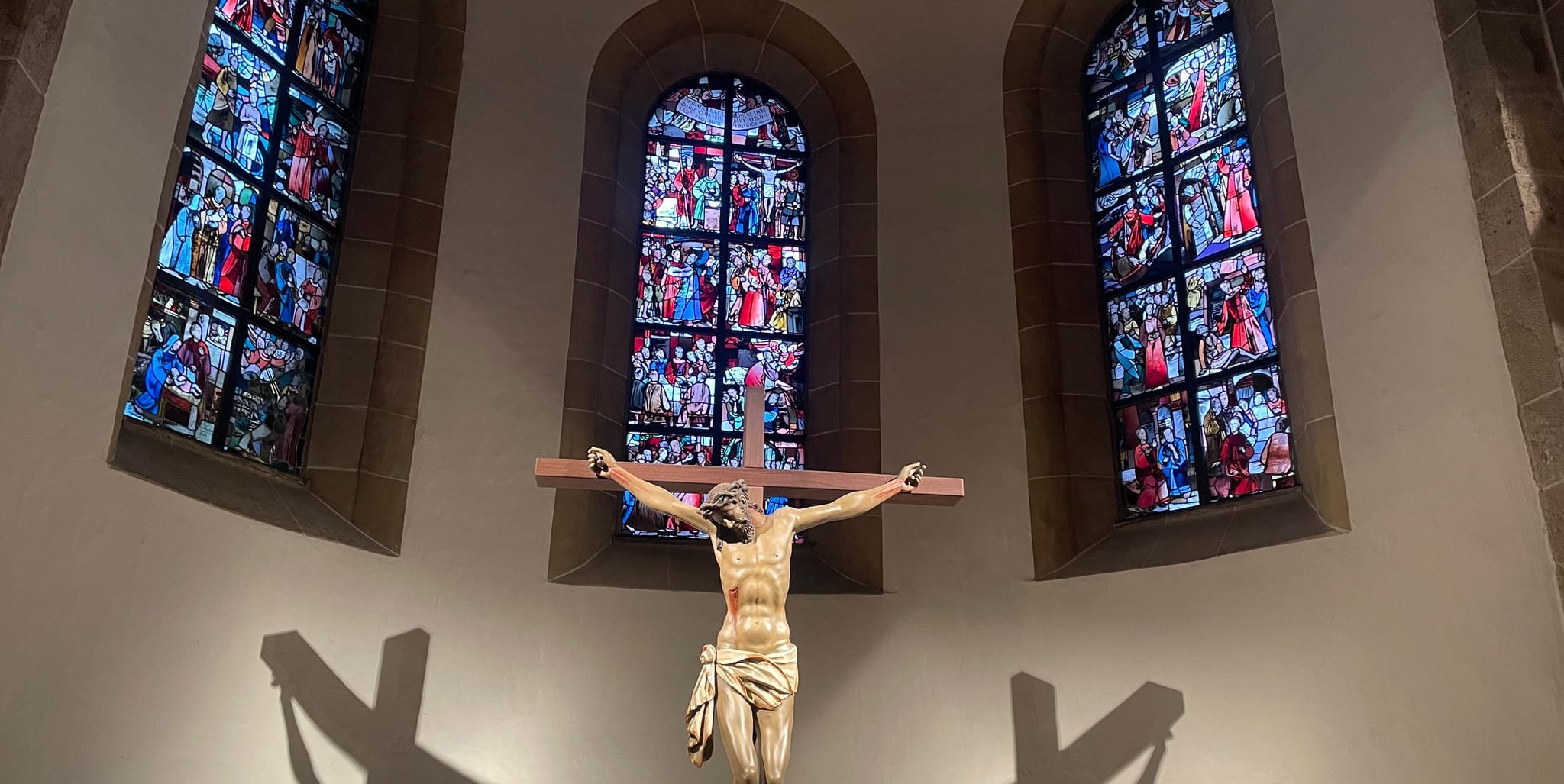 Die Glasfenster, die der Stuttgarter Walter Kohler 1933 für die Mittelapsis der Martinskirche Sindelfingen geschaffen hat, sind 1998 grundlegend renoviert worden.