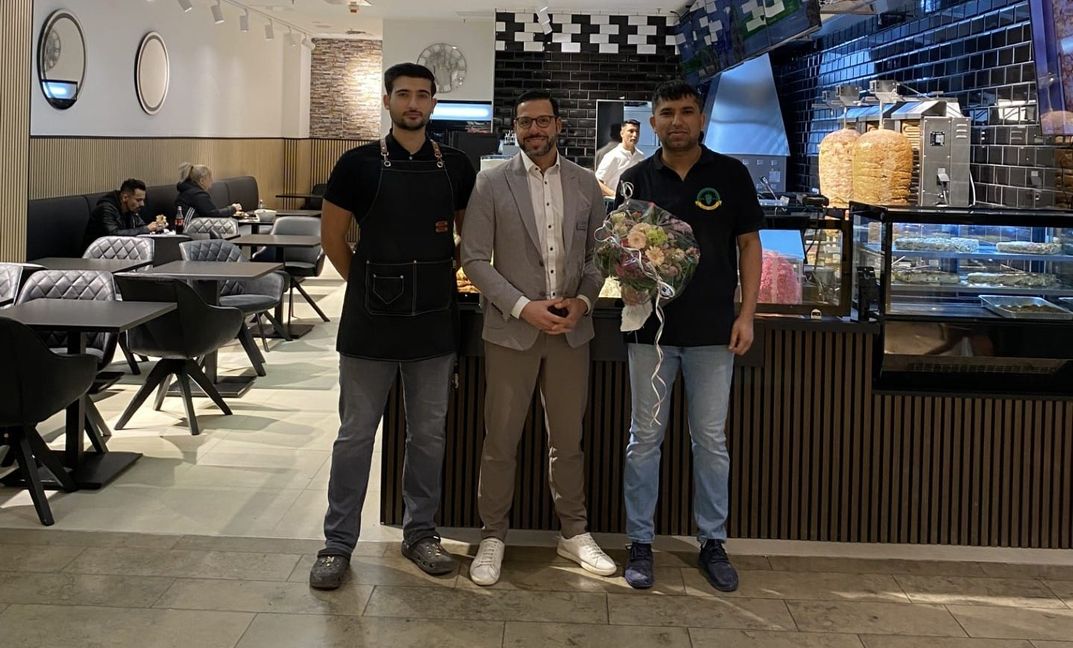 Center Manager begrüßt Niazi Döner in den Mercaden Böblingen.