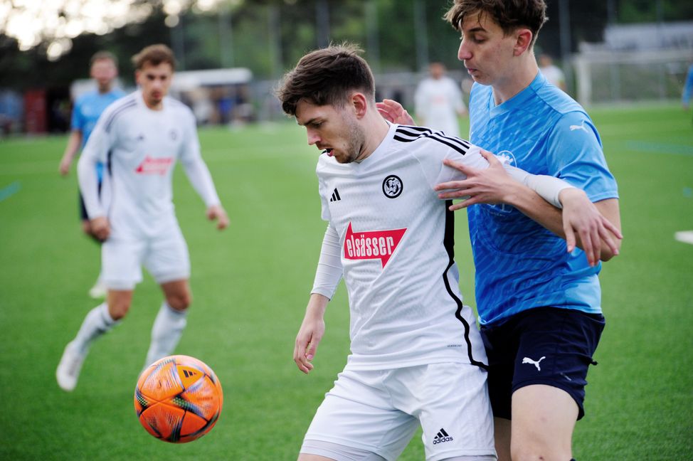 Sindelfingens Felix Franke, der das zwischenzeitliche 2:1 erzielte, hat den Ball fest im Blick.