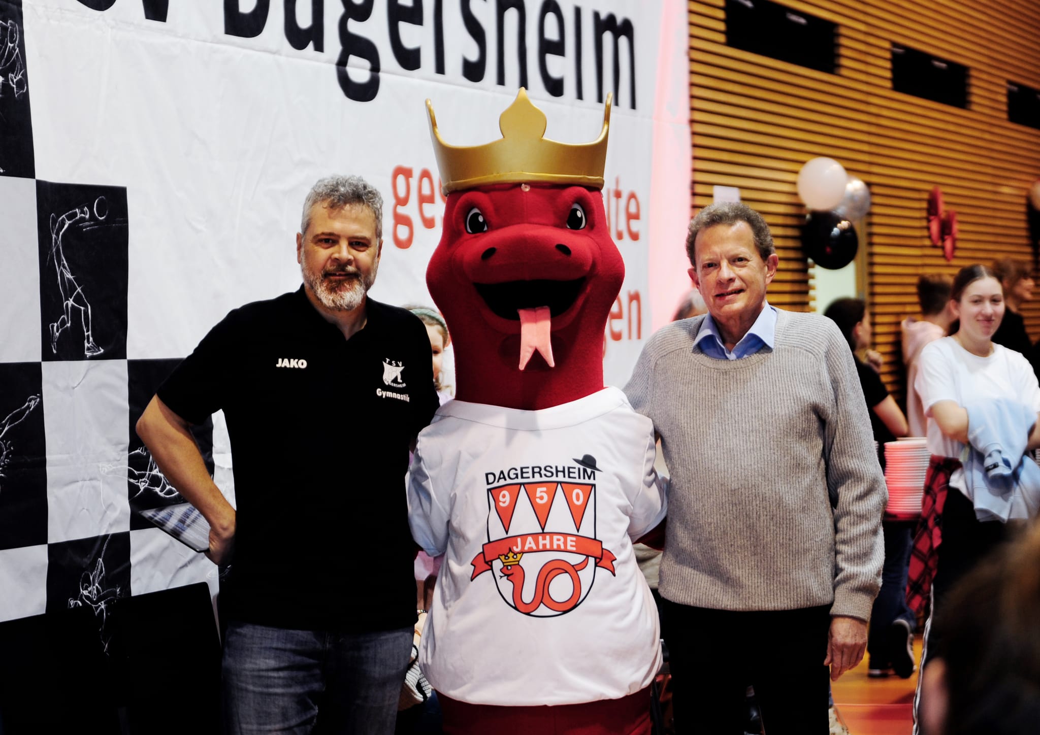 Gymnastik-Abteilungsleiter Volker Klingenstein (links) und TSV-Präsident Arthur Bamberger nebem das Maskottchen für 950 Jahre Dagersheim „Dagoldi“ in die Mitte.