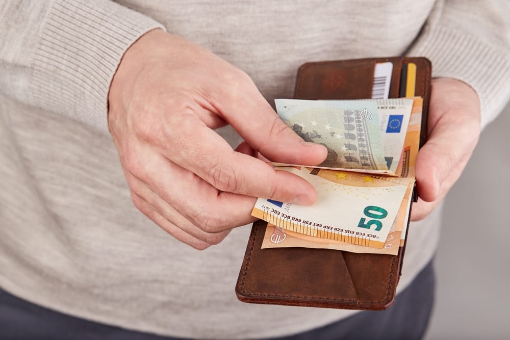 Viele Beschäftigte warten noch auf die Gehaltserhöhung.