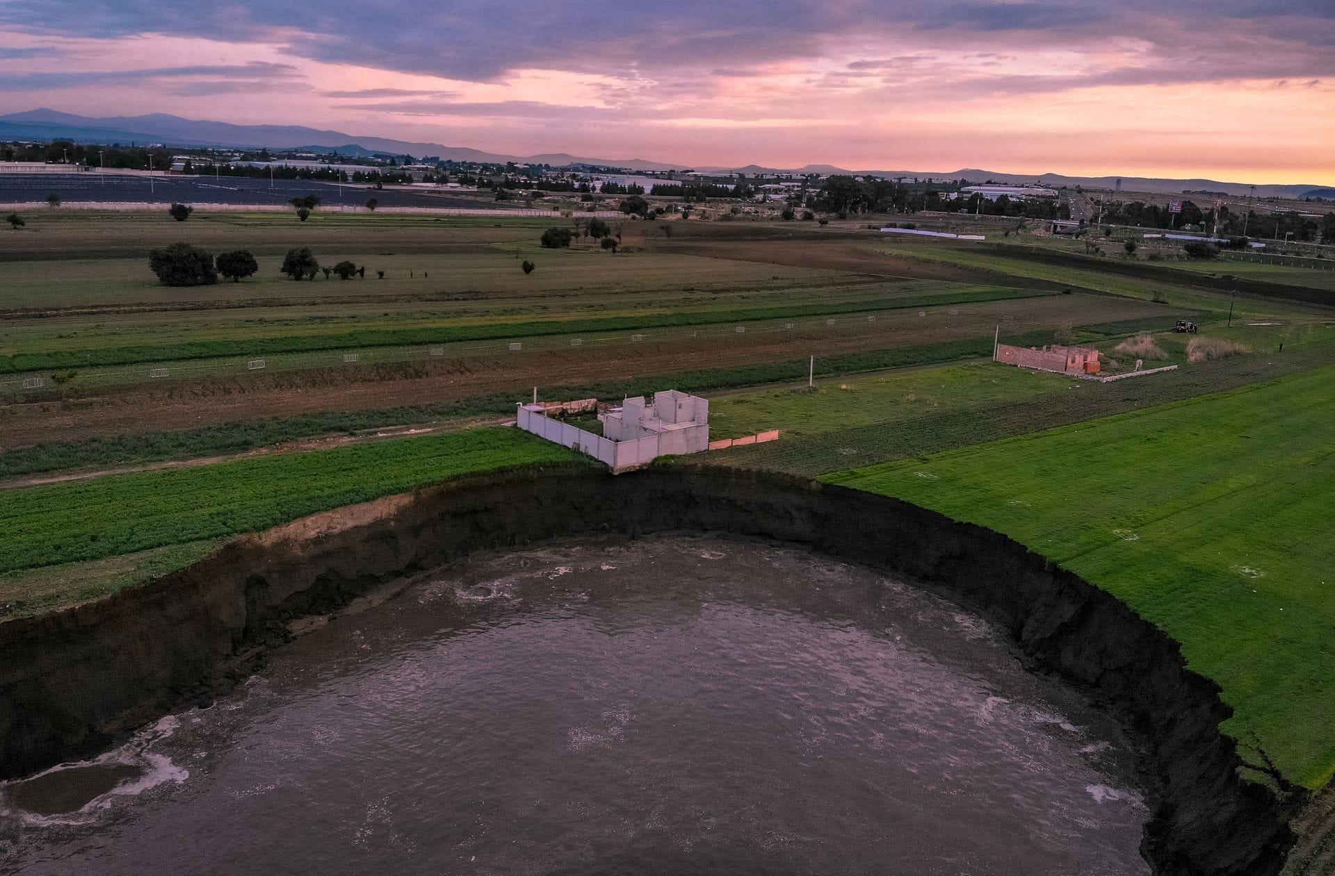 Unterirdische Wasserströme in dem leicht erodierbaren Boden könnten den Krater verursacht haben.