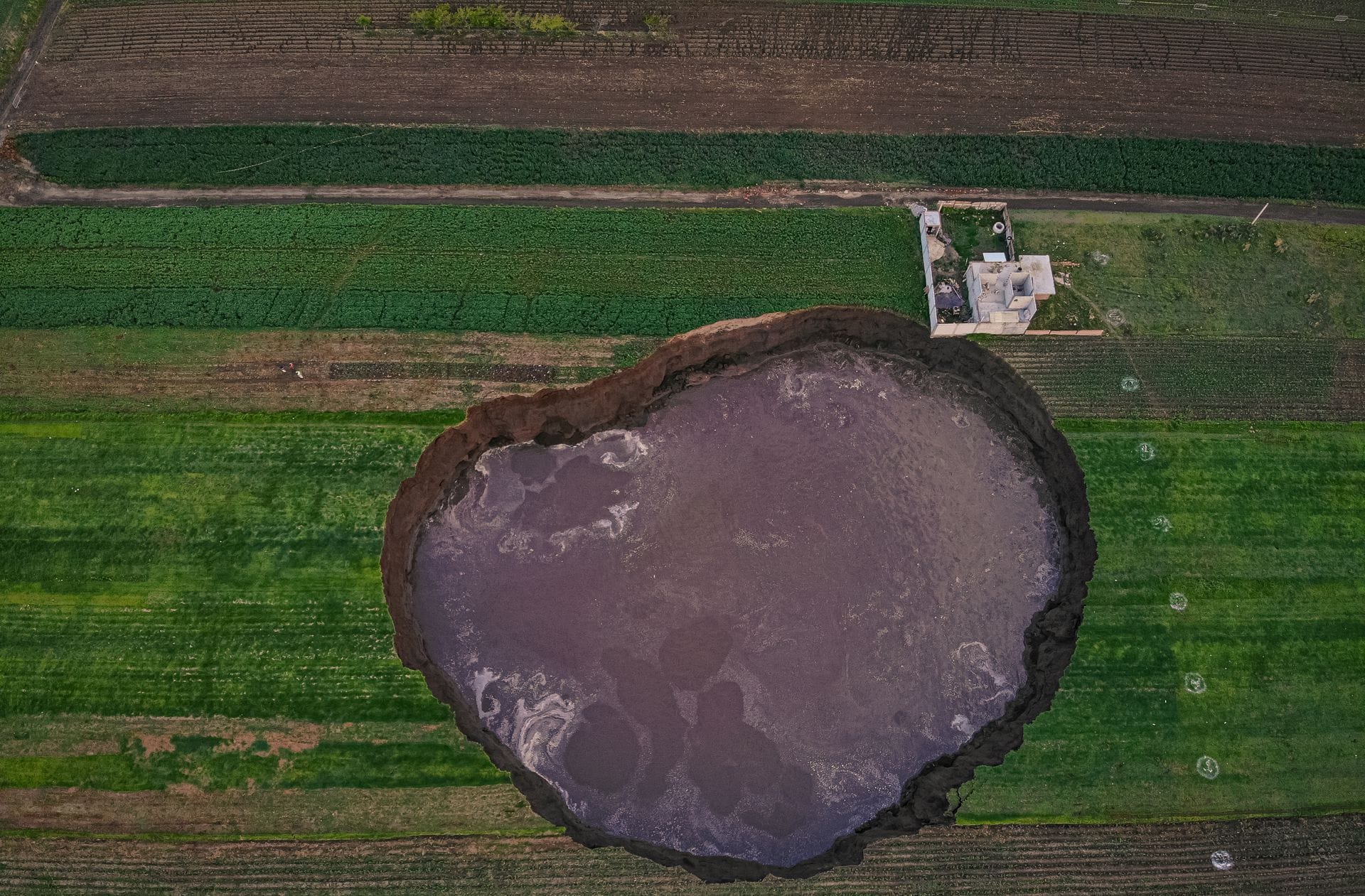 Inzwischen hat der  Krater mit  97 Meter auf 78 Meter die Größe eines Fußballfeldes,