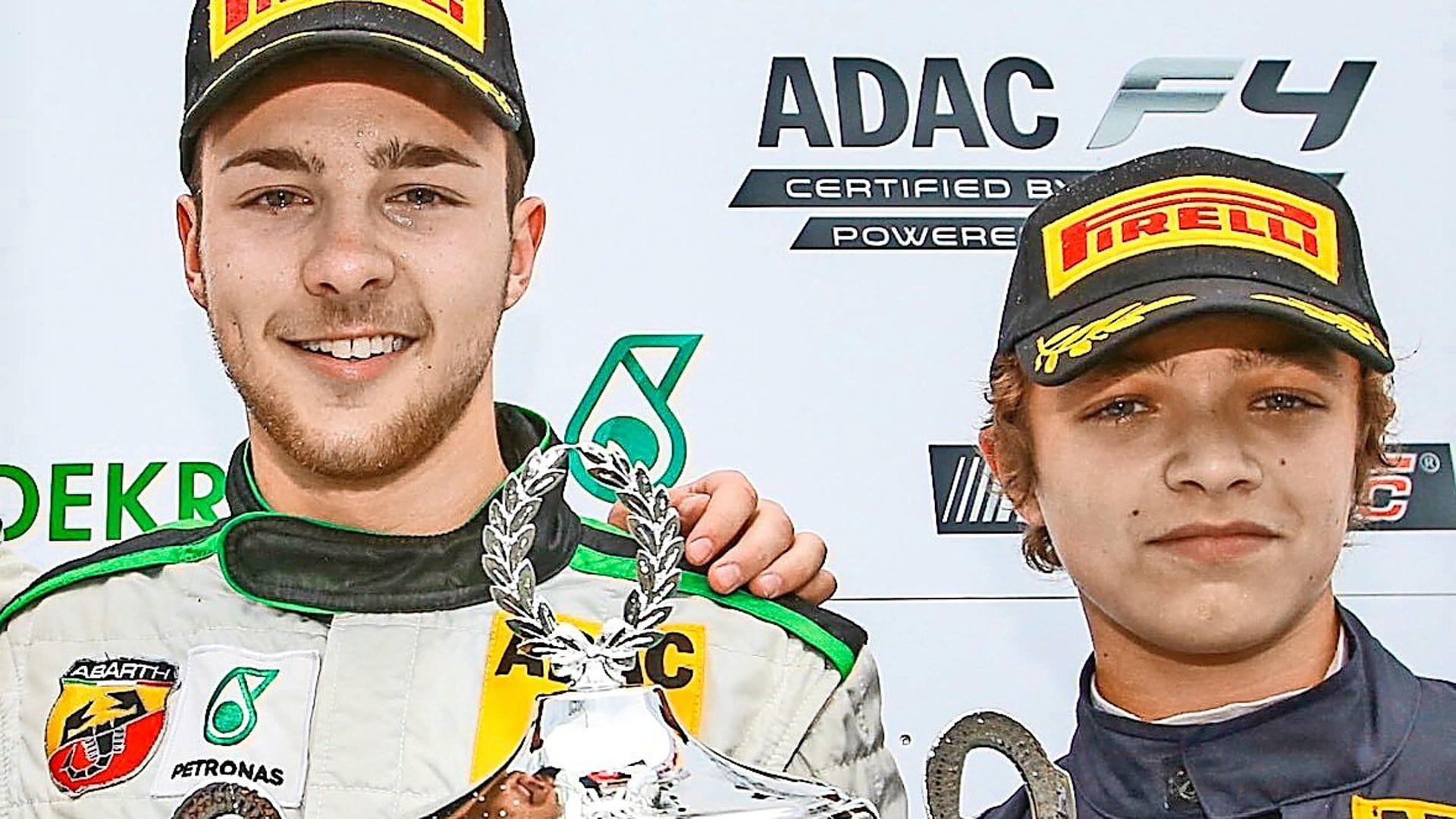 Marvin Dienst (links) und Lando Norris im August 2015 bei einer Siegerehrung der Formel 4 am Nürburgring.