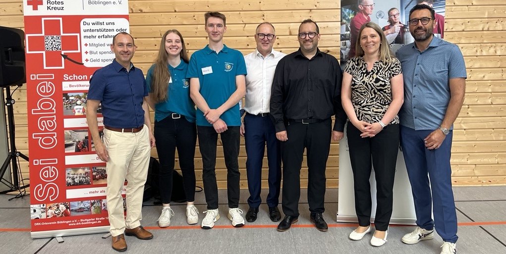 Dr. Stefan Belz (Oberbürgermeister Böblingen); Mia Heß (JRK); Adrian Urbanek (JRK); Thomas Czeppel (Geschäftsführer Moog GmbH), Frank Wonneberg (Moog GmbH); Marianne Drews (Moog GmbH); Eyüp Yargici (Moog GmbH/von links) Bild:z