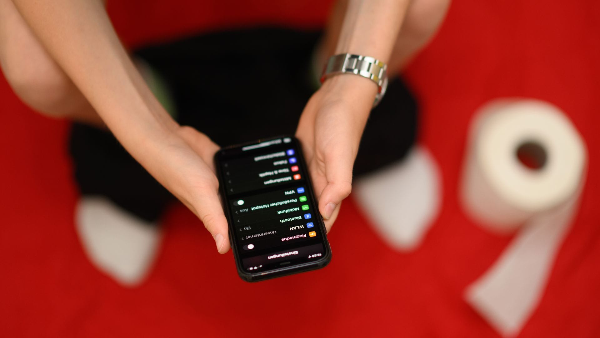 Jeder zehnte Befragte telefoniert gar auf dem Klo sitzend - und immerhin noch vier Prozent schauen, was sich in Dating-Apps so tut. (Archivbild)