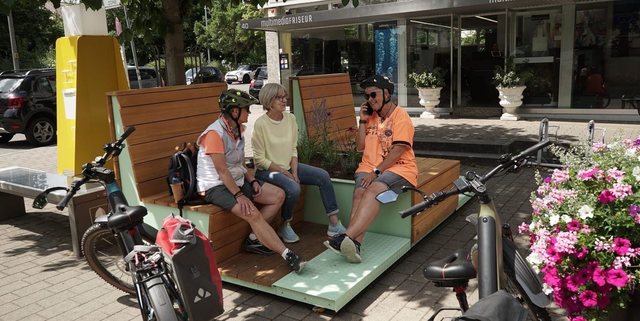 Das neue Sitzmöbel gegenüber der Eisdiele in Maichingen.