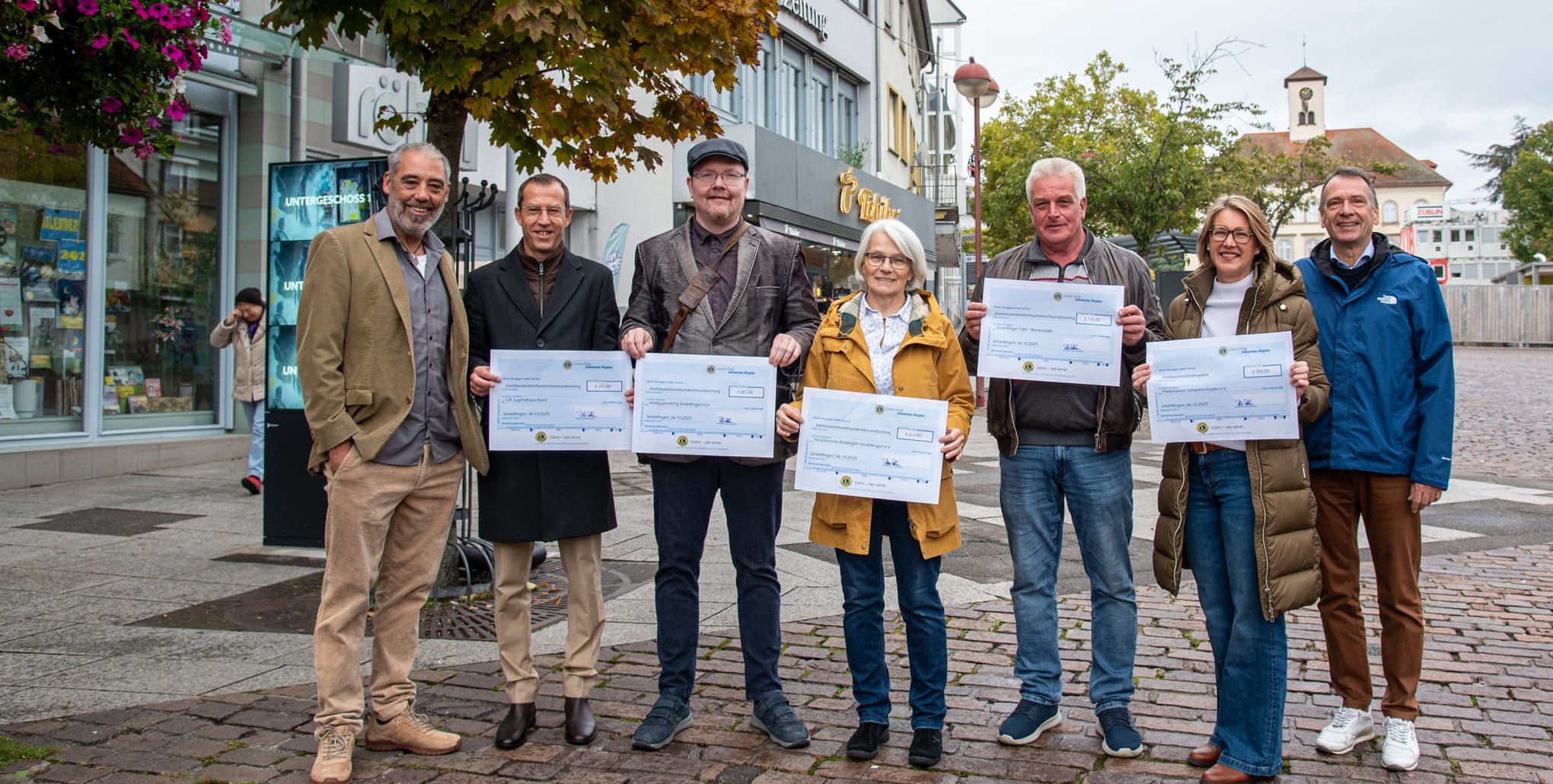 Freuen sich über die Spenden (von links): Veranstalter Johannes Leichtle, Witgar Jauch (Kimmerle und Jauch), Peter Komhard (Stadtjugendring Sindelfingen), Maria Dries-Koblowsky (Hospizverein), Thomas Ehret (Martinslädle), Heike Renner (Förderverein Lions Club Johannes Kepler Weil der Stadt/Sindelfingen) und Peter Röhm (ehemaliger Präsident des Lions Clubs  Johannes Kepler Weil der Stadt/Sindelfingen).Bild: Nüßle