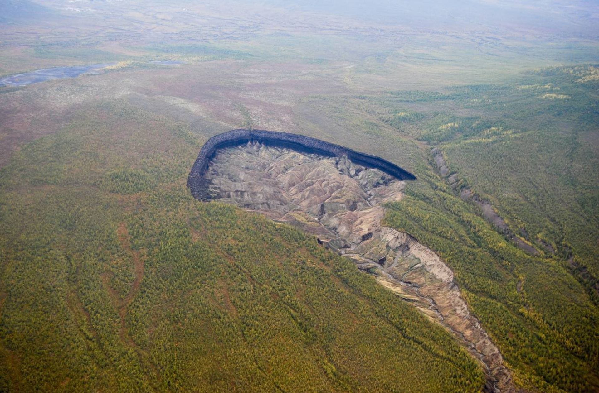 Der Batagaika-Megaslump, wie der Krater  auch genannt wird,  ist eine  Thermokarst-Vertiefung von rund einem Kilometer Länge und etwa 100 Metern Tiefe in der nordostsibirischen Taiga.