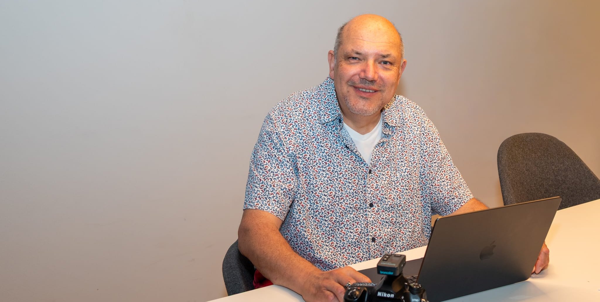 Pieter van Munster kennt noch die Zeiten von Film und Negativ. Aber heute braucht es keine Dunkelkammer mehr, ein Laptop genügt. Bild: Nüßle