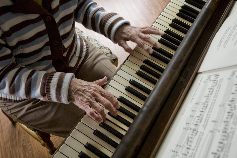 Eine Altersdepression kann ähnliche Symptome wie eine beginnende Demenz zeigen – wie Konzentrationsprobleme, Gedächtnislücken oder verlangsamtes Denken und Sprechen – sogenannte Pseudodemenz.