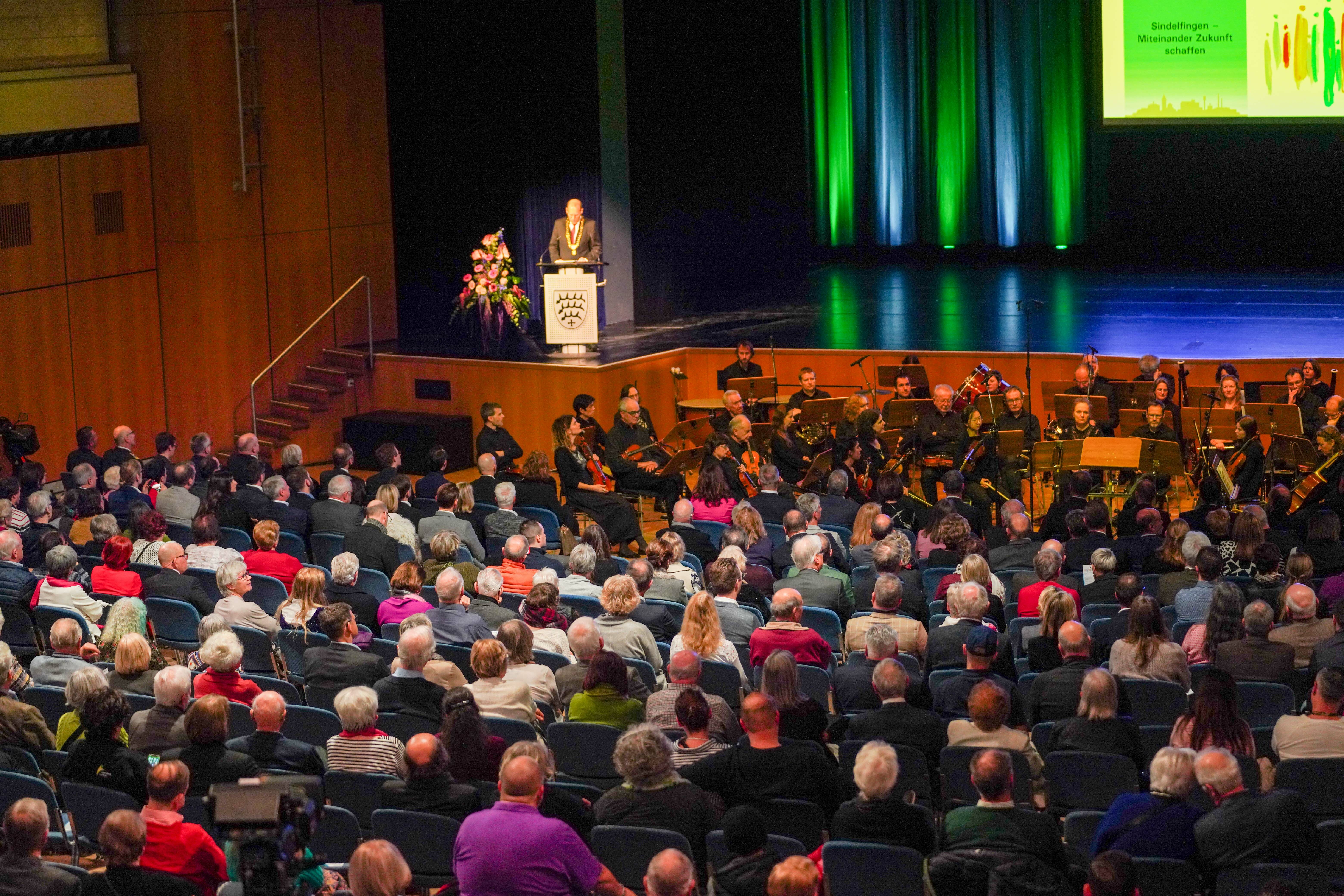 Die Sindelfinger Stadthalle ist beim Neujahrsempfang am Sonntag gut besucht. Oberbürgermeister Dr. Bernd Vöhringer spricht unter anderem über Vereine, die Müllprobleme und das Badezentrum. Bild: Dettenmeyer