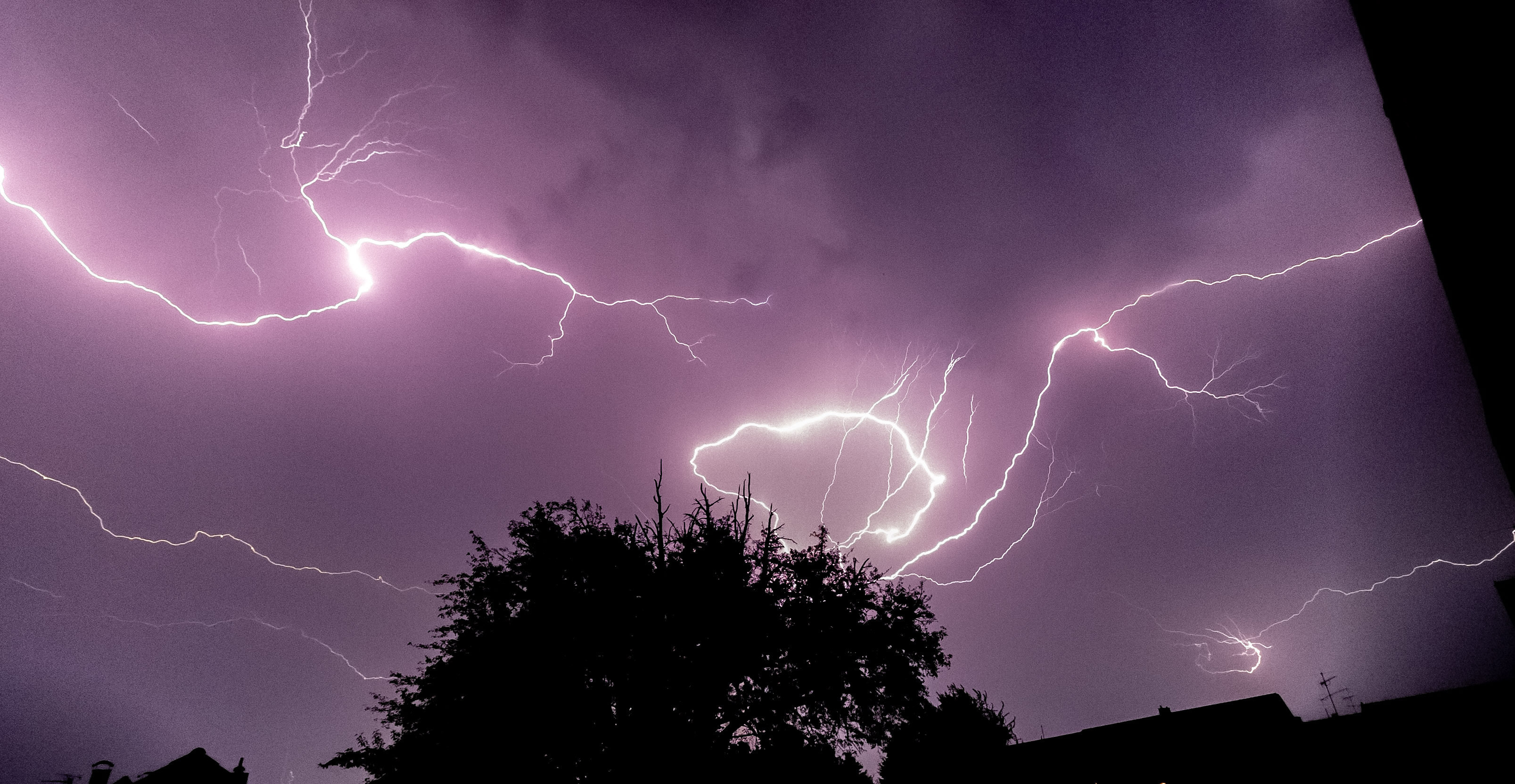 Eine Gewitterfront zog in der Nacht zum 12. Juli 2023 über den Landkreis Böblingen hinweg. Bild: Esther Dannecker