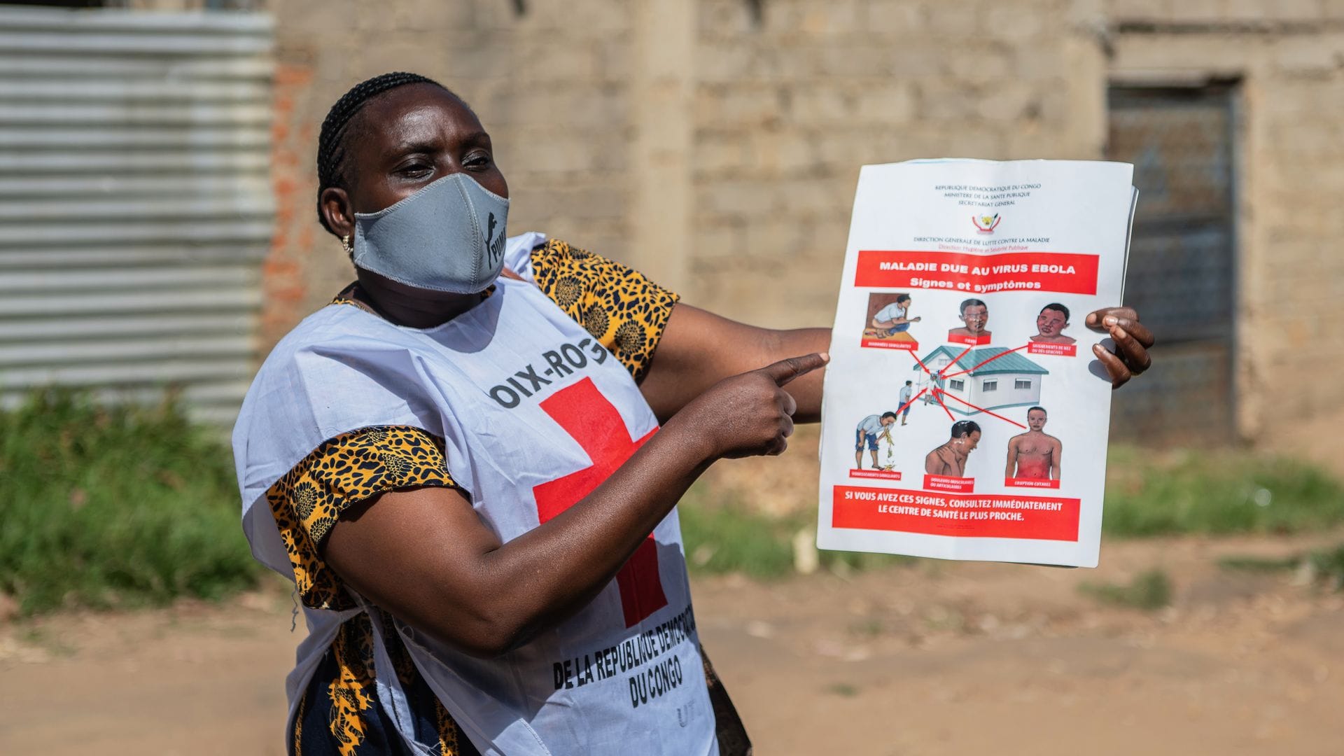 Helfer des Roten Kreuzes betreiben Aufklärung über Ebola - aber zahlreiche Menschen in der betroffenen Region halten die Krankheit für einen Mythos.