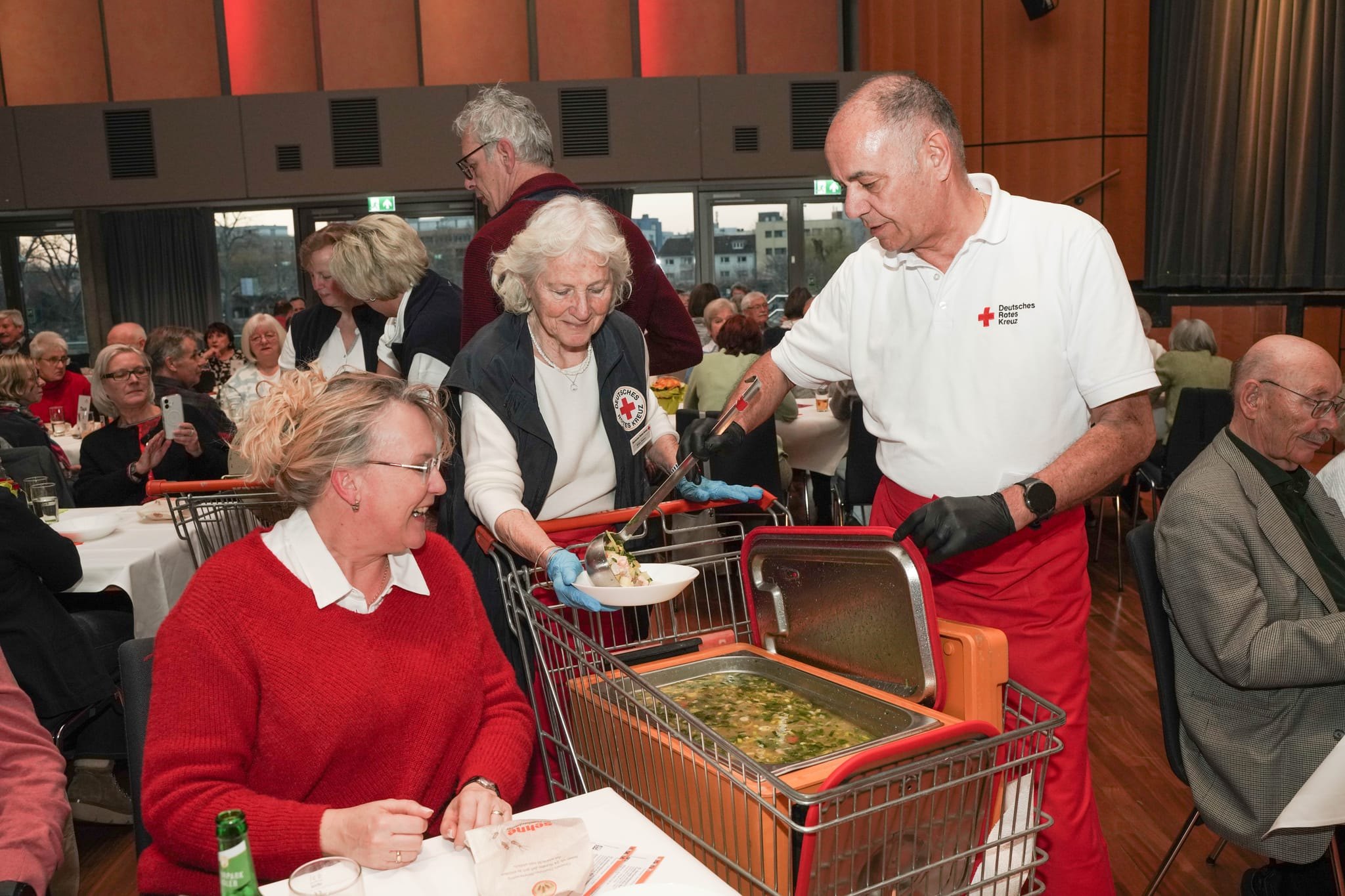 Helga Fauser und Dieter Dannwolf vom DRK-Ortsverein Böblingen schöpfen Fischsuppe für den guten Zweck.