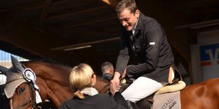 Glückwunsch zum Sieg: Der Leonberger Jörg Widmaier gewinnt das Springen in Weil der Stadt. Bild: Häusler