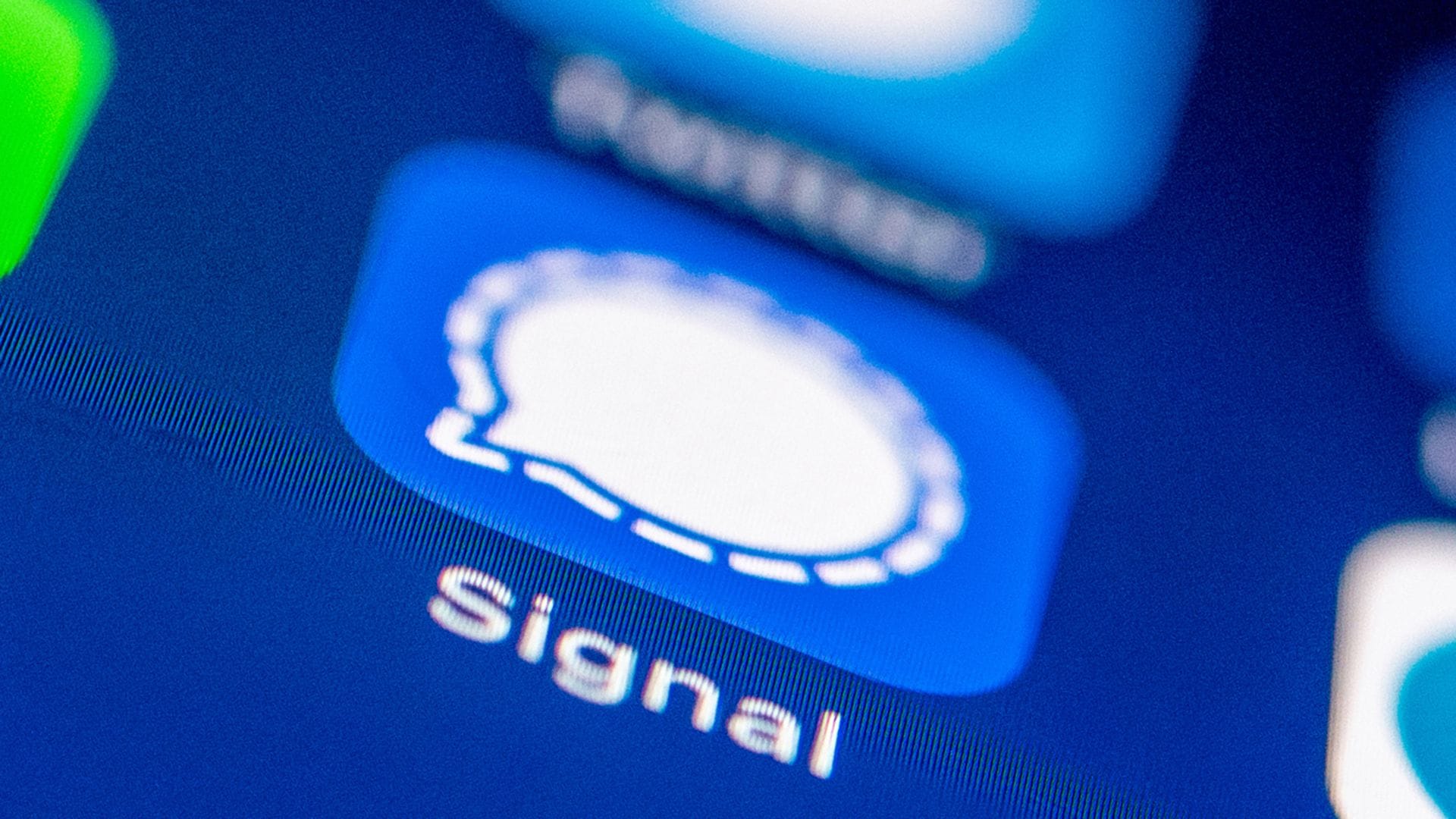 Das Logo des Messenger Dienstes Signal auf einem Smartphone