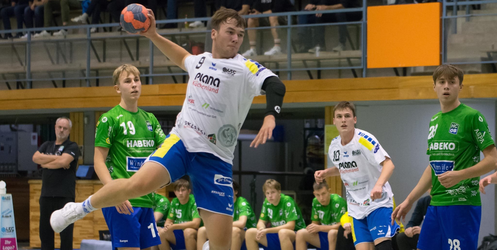 Tim Negler (beim Wurf) und Mikko Frommer gehören nun fest zum Verbandsliga-Kader der HSG Böblingen/Sindelfingen.Bild: Zvizdiç