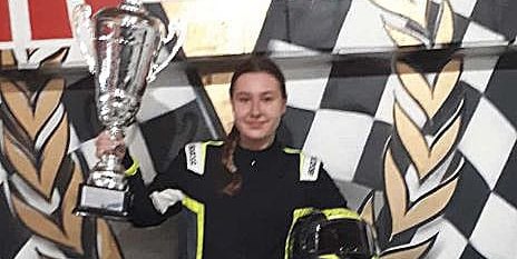 Amelie Maile mit dem Siegrpokal des Schwarzwald Cups. Bild: z