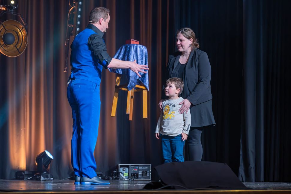 Timo March lässt gemeinsam mit James und Jessica Turner den Hocker schweben.
